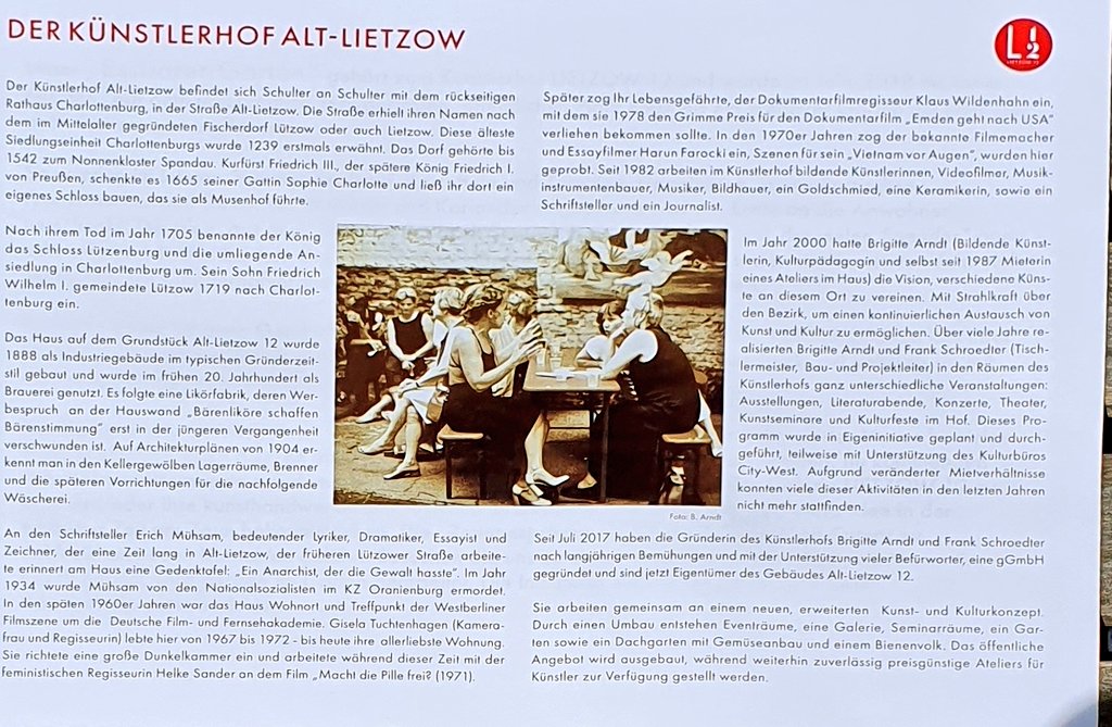 Heute war unser #BVV21-Fotoshooting im "Essbaren Garten" des Künstlerhofs am Rathaus Charlottenburg Alt-Lietzow. Das Ergebnis gibt es später. Hier sind ein zwei Impressionen &amp; Erläuterungen zu diesem Ort, der sich auf Euer Interesse freut.
Gut, dass der Künstlerhof erhalten blieb