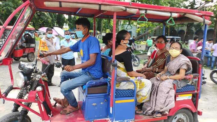 JayantaRoyJPG's tweet photo. Our dedicated team of volunteers have been working tirelessly to provide free transportation and drinking water services to the elderly across all vaccination centres in Jalpaiguri.We salute their commitment to serve humanity in this hour of crisis #BJP4Seva #IndiaFightsCOVID19 https://t.co/XiABUxxm5w