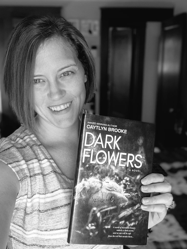 Let's kick off this Monday with a GIVEAWAY!!! 🎉 I have 2 hardcover copies of Dark Flowers that need new homes! Contest starts today and I'll pick a winner at random Wednesday night! I'm giving 1 away on Twitter & 1 on Tiktok! To enter, like this post & say hi! Good luck!