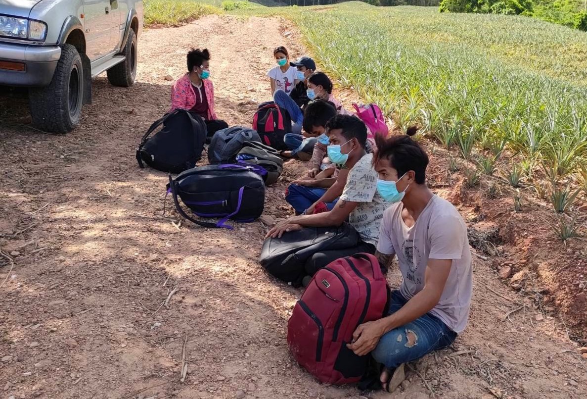 SMART_RTA's tweet image. &quot;ถ้ายังไม่หยุดเห็นแก่ผลประโยชน์...ก็จะทำให้คนในชาติตกอยู่ในอันตราย&quot;

แรงงานต่างด้าวหลบหนีเข้าเมืองจับได้ทุกวันและจะยิ่งเยอะขึ้น ถ้าไม่มีผู้รู้เห็น คนในคอยรับส่ง คงไม่มีทางเล็ดลอดเข้ามาได้ เราจึงต้องร่วมมือกันแจ้งเบาะแสเพื่อการบังคับใช้กฎหมายอย่างเด็ดขาด

#แรงงานต่างด้าว