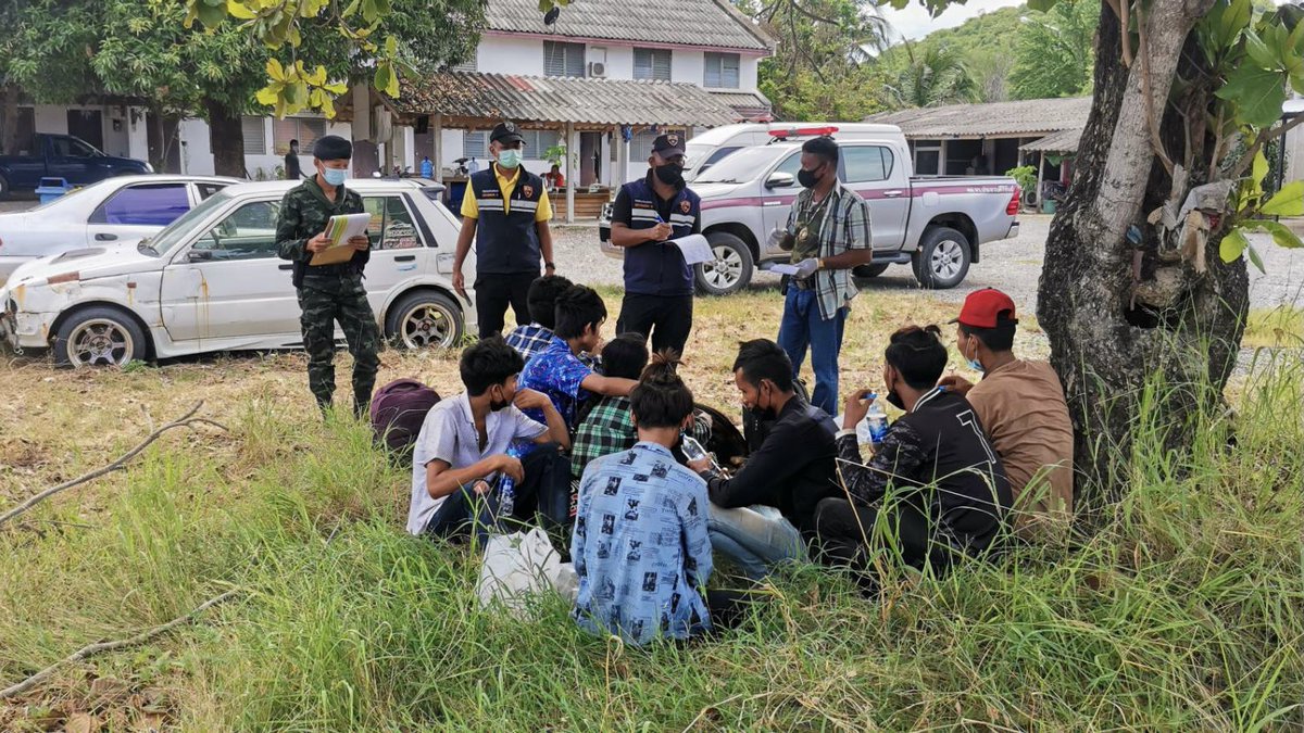 SMART_RTA's tweet image. &quot;ถ้ายังไม่หยุดเห็นแก่ผลประโยชน์...ก็จะทำให้คนในชาติตกอยู่ในอันตราย&quot;

แรงงานต่างด้าวหลบหนีเข้าเมืองจับได้ทุกวันและจะยิ่งเยอะขึ้น ถ้าไม่มีผู้รู้เห็น คนในคอยรับส่ง คงไม่มีทางเล็ดลอดเข้ามาได้ เราจึงต้องร่วมมือกันแจ้งเบาะแสเพื่อการบังคับใช้กฎหมายอย่างเด็ดขาด

#แรงงานต่างด้าว