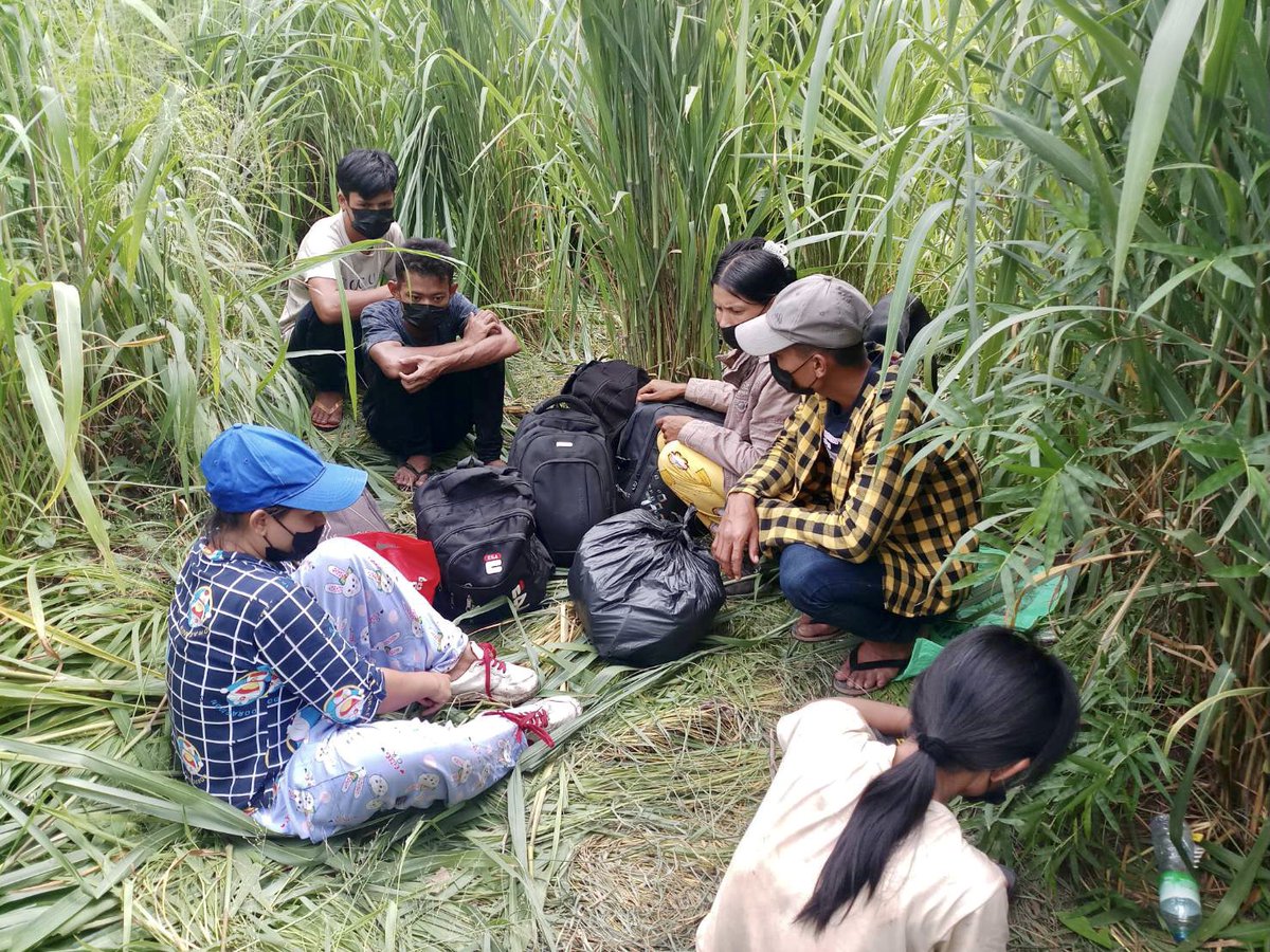 SMART_RTA's tweet image. &quot;ถ้ายังไม่หยุดเห็นแก่ผลประโยชน์...ก็จะทำให้คนในชาติตกอยู่ในอันตราย&quot;

แรงงานต่างด้าวหลบหนีเข้าเมืองจับได้ทุกวันและจะยิ่งเยอะขึ้น ถ้าไม่มีผู้รู้เห็น คนในคอยรับส่ง คงไม่มีทางเล็ดลอดเข้ามาได้ เราจึงต้องร่วมมือกันแจ้งเบาะแสเพื่อการบังคับใช้กฎหมายอย่างเด็ดขาด

#แรงงานต่างด้าว