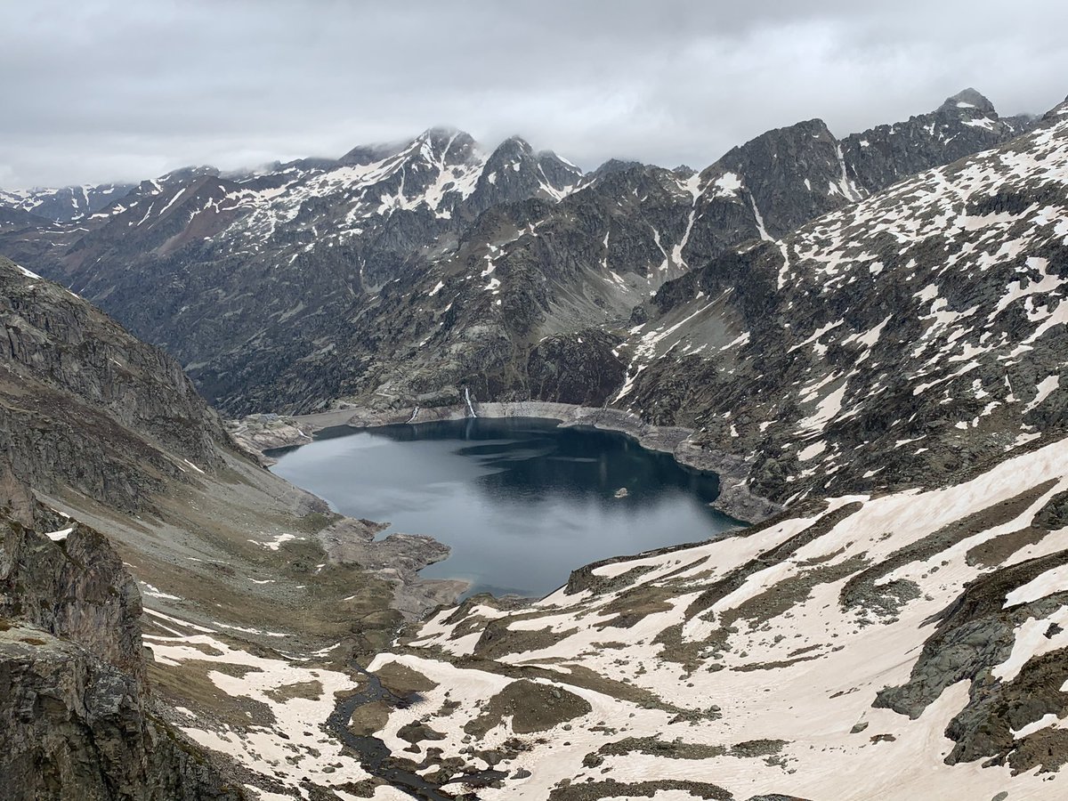 corinne_crabe's tweet photo. Magnifique lac d’#Artouste depuis caillou de Soques. Montée par le val d’#arrius jusqu’au lac sous l’œil de l’#ossau. 👉passage #orteig encore enneigé #ossau #pyrenees #montagne #lac 🚂 https://t.co/W97LGkOtK2