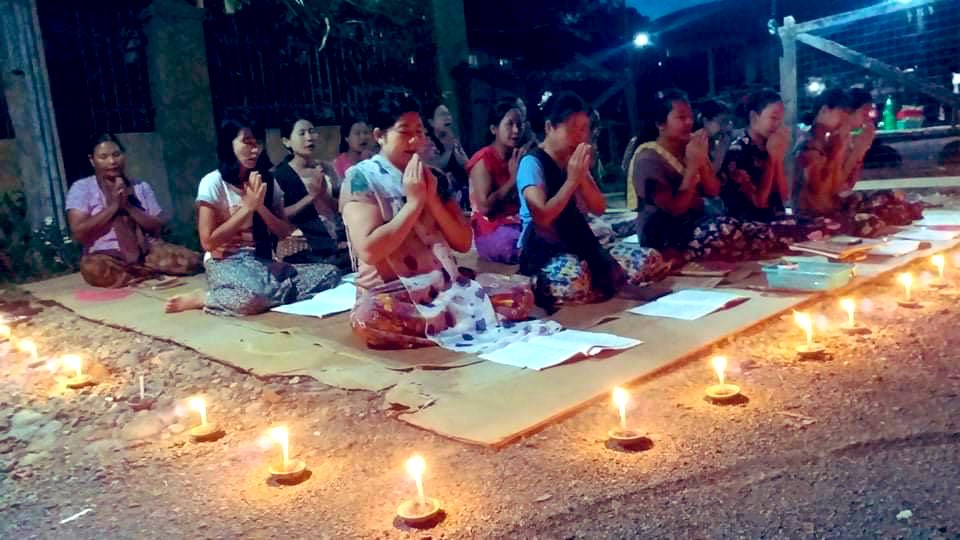 khinelunnn's tweet photo. A 105th Day praying service ceremony for #Kayah State hold by “24 Patthana”  from #Wuntho, #Sagaing Region.

#May24Coup #HelpKayah 
#WhatsHappeningInMyanmar https://t.co/NPcJAp2Qj7