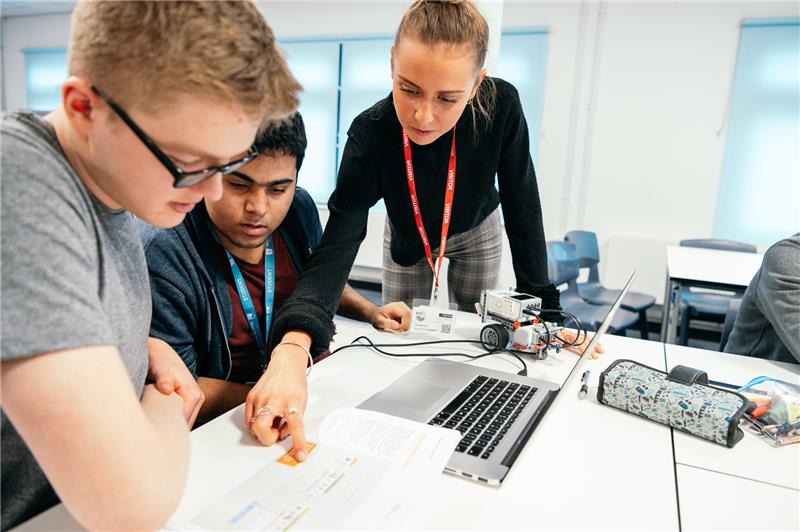 Do you want to work to inspire the next generation of engineers? The @foundationdyson is looking to recruit a graduate to run some of its most exciting projects, including the James Dyson Award. Find out more about the role: tinyurl.com/jkyu6rjt

#engineering #hiring #Dyson