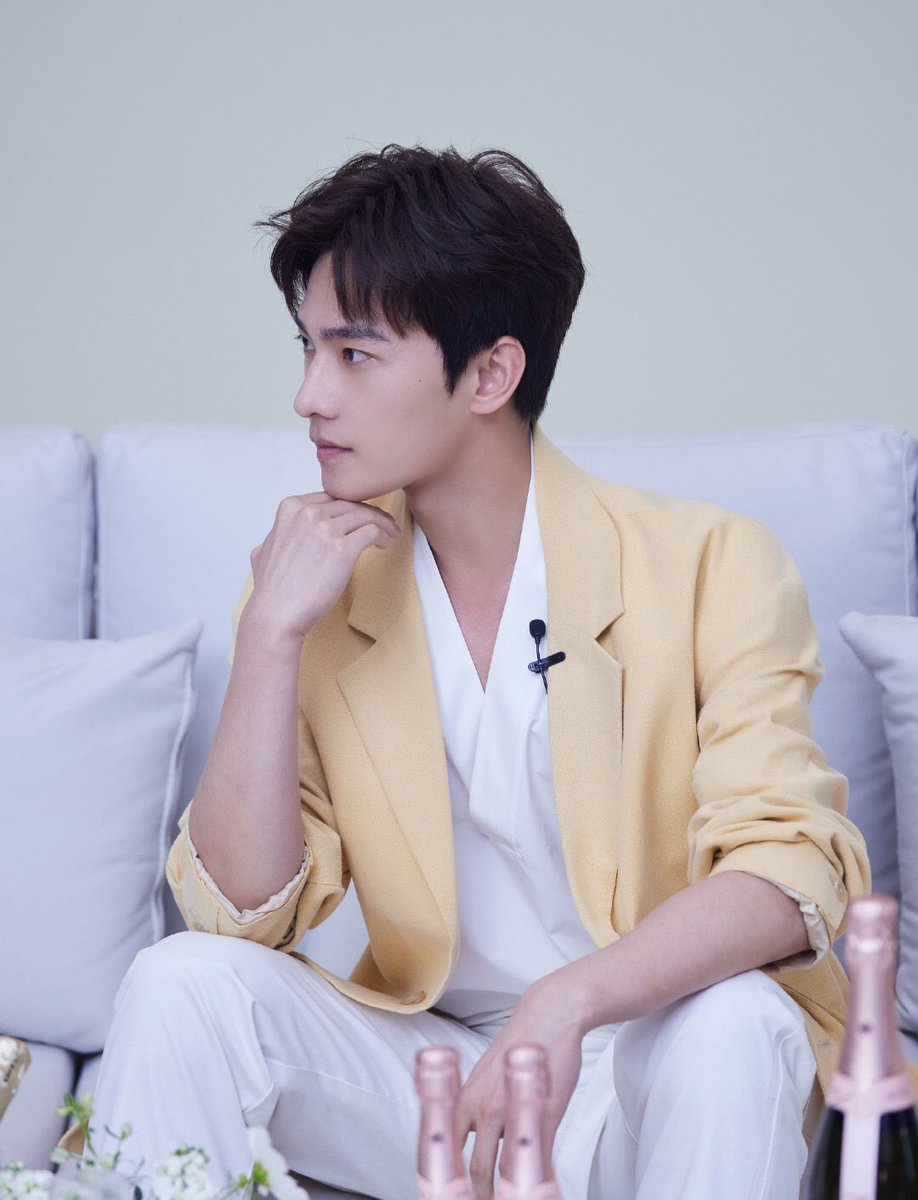 HappyTinking's tweet photo. 🍋 yellow, so refreshing 🤩
#Chandron
#yangyangᏊˊꈊˋᏊ #杨洋
#yangyang𓃙 #YangYang杨洋
#yangyang https://t.co/bxixxYjs4t