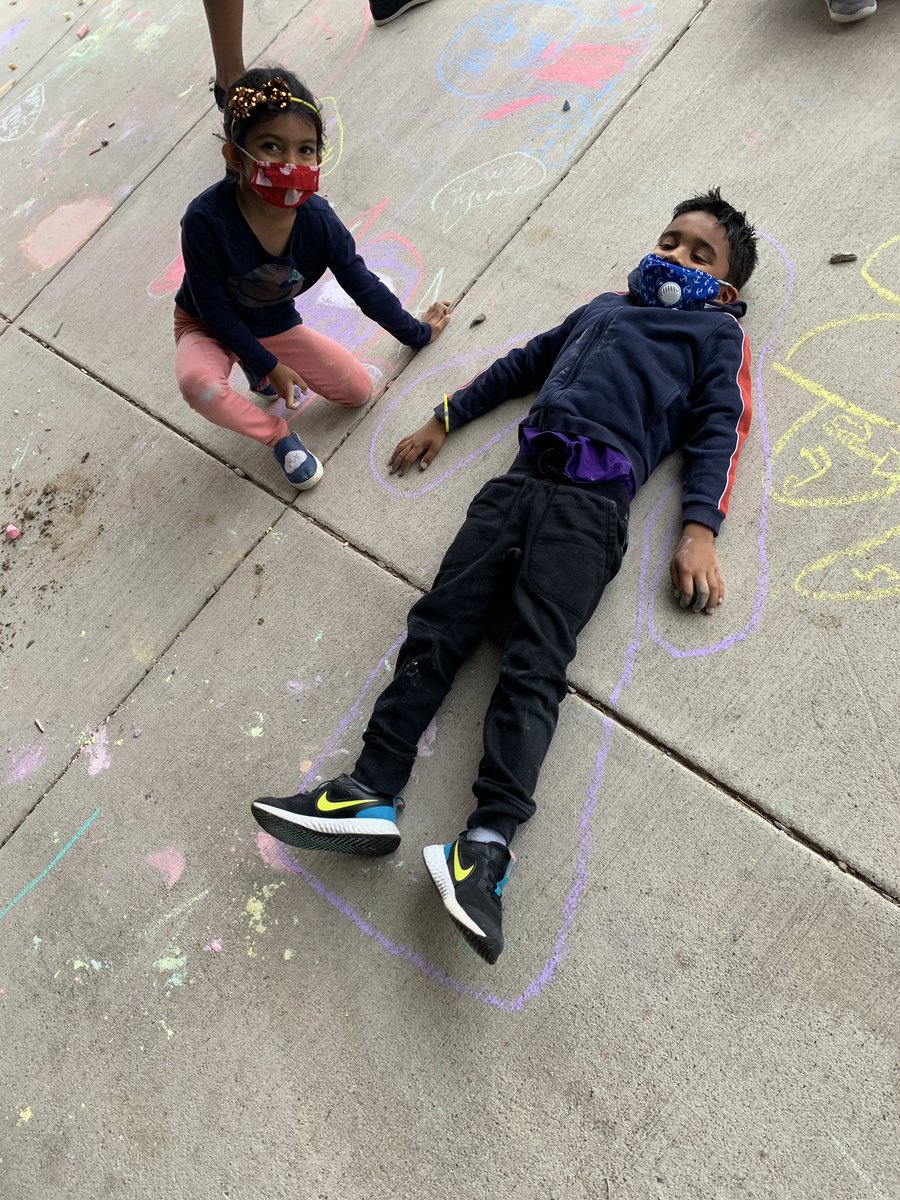 Mrs_Wolpert's tweet photo. We LOVE drawing with chalk together! #CREFieldDay https://t.co/2zlXlky4UF
