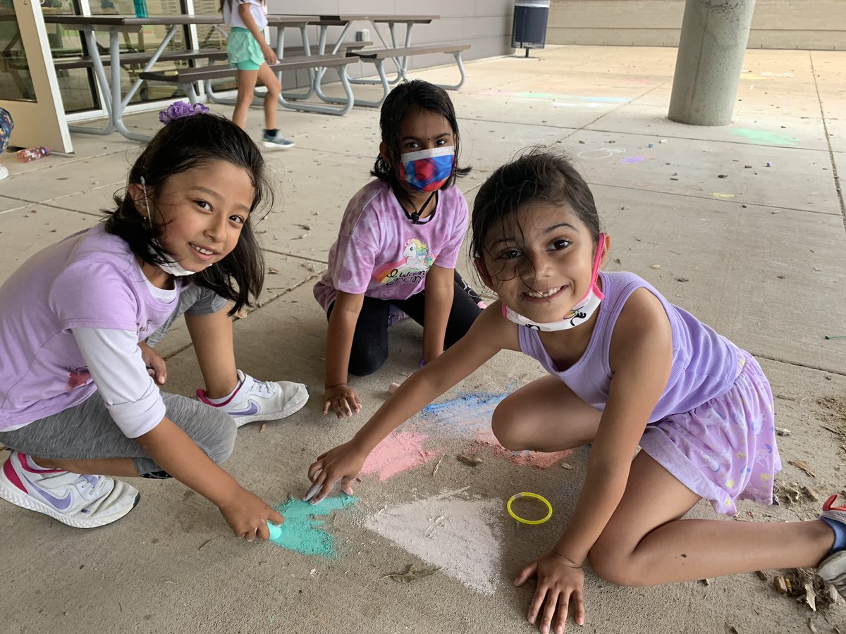 Mrs_Wolpert's tweet photo. We LOVE drawing with chalk together! #CREFieldDay https://t.co/2zlXlky4UF