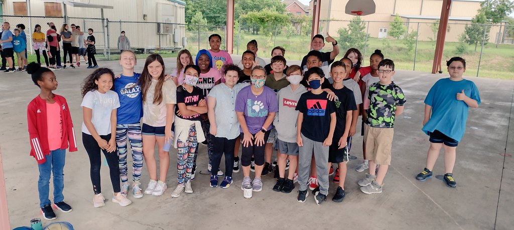 ms_ZuzaA's tweet photo. @HumbleISD_MBE #mbeisfamily #lightingtheway #mbebears2020 @MonicaBrownMBE  @MBE_TinelliPE 
Last PE class in Maplebrook ❤️
Thank you coach Tinelli ❤️ https://t.co/7fFsi3mu7w