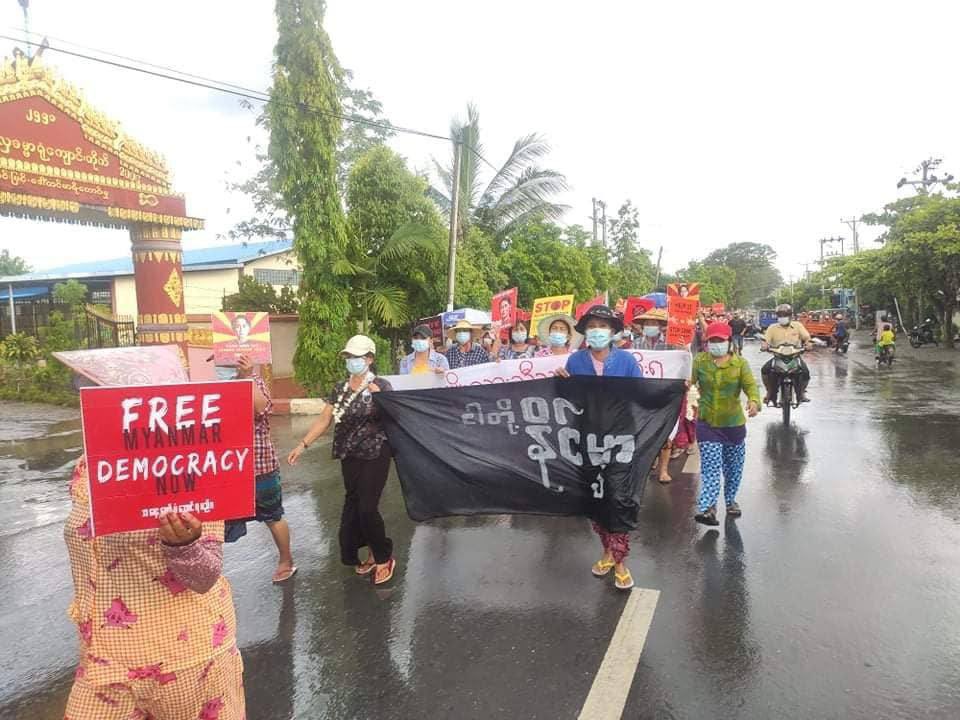 auau218's tweet photo. Civilians in Kale,Sagaing organized strike against Myanmar’s military junta on today. Even dark skies and bad weather can’t stop them.  #WhatsHappeningInMyanmar #May24Coup #HelpKayah  https://t.co/W3abmuRria