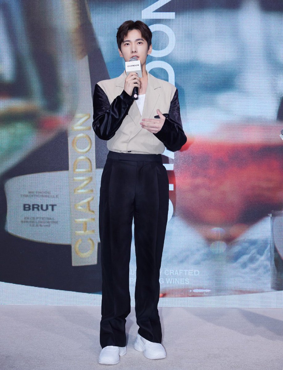 HappyTinking's tweet photo. Good Job 👏 👏👏
stylist:@THE1207official
hair:@张哲纶ONTIME
photography :@WarmStudio
#Chandron
#yangyangᏊˊꈊˋᏊ #杨洋
#yangyang𓃙 #YangYang杨洋
#yangyang https://t.co/PkVBF604jV