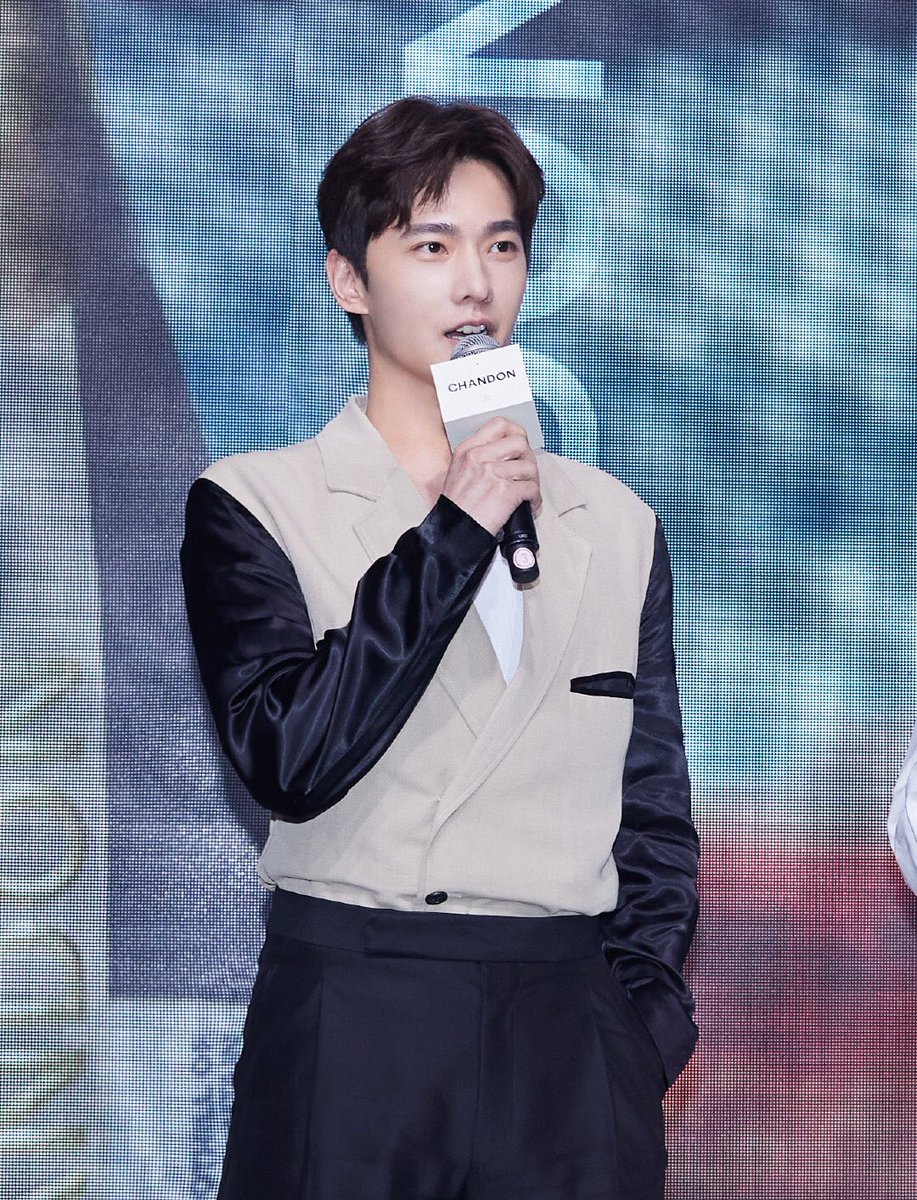 HappyTinking's tweet photo. Good Job 👏 👏👏
stylist:@THE1207official
hair:@张哲纶ONTIME
photography :@WarmStudio
#Chandron
#yangyangᏊˊꈊˋᏊ #杨洋
#yangyang𓃙 #YangYang杨洋
#yangyang https://t.co/PkVBF604jV