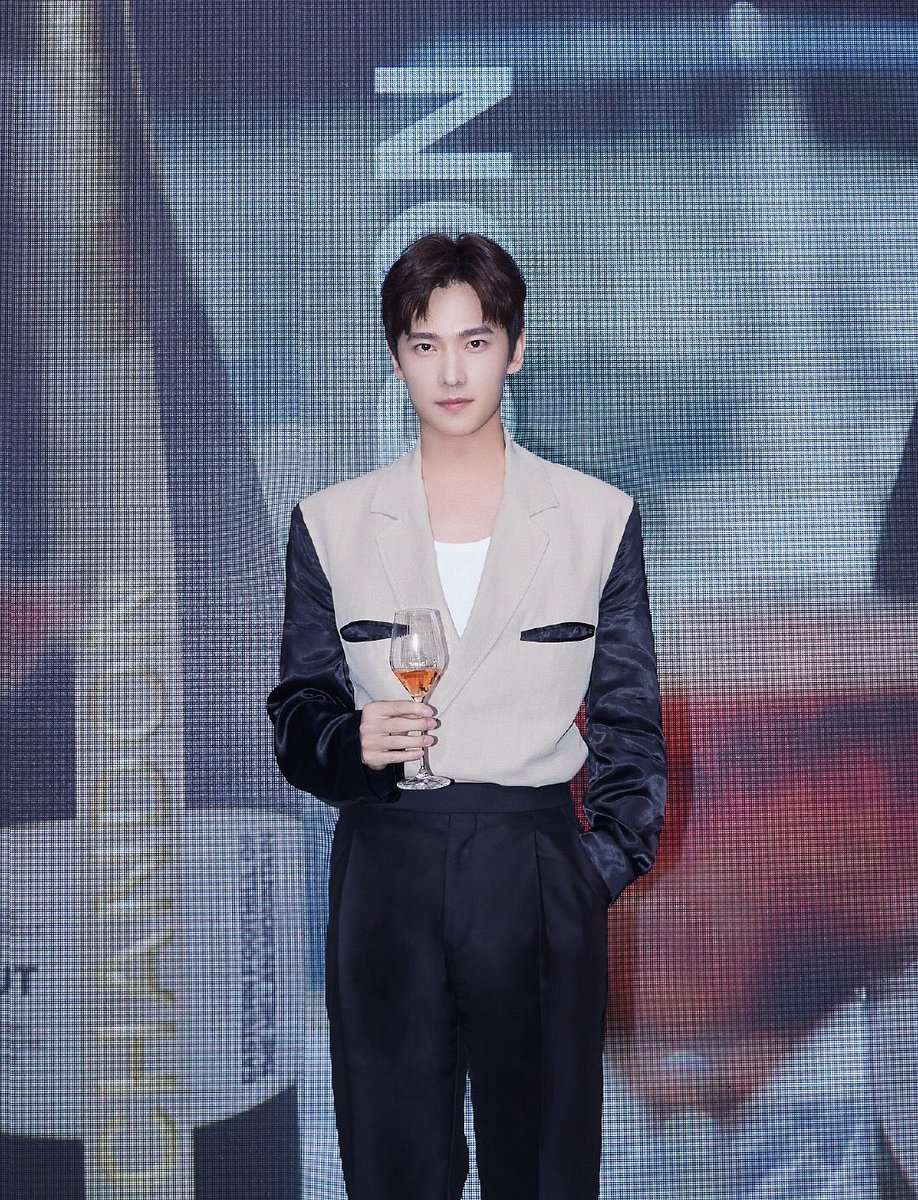 HappyTinking's tweet photo. Good Job 👏 👏👏
stylist:@THE1207official
hair:@张哲纶ONTIME
photography :@WarmStudio
#Chandron
#yangyangᏊˊꈊˋᏊ #杨洋
#yangyang𓃙 #YangYang杨洋
#yangyang https://t.co/PkVBF604jV