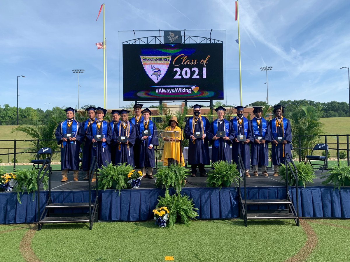 VECVikings's tweet photo. CONGRATULATIONS Viking Early College Class of 2021! Your “VEC” FAM is very proud of ALL that you have accomplished!
#8thgradetoCOLLEGE #OurD7EarlyCollegeStory @SHSvikings @SchoolDistrict7 @SCCyourCollege https://t.co/4cIDz2QLKa