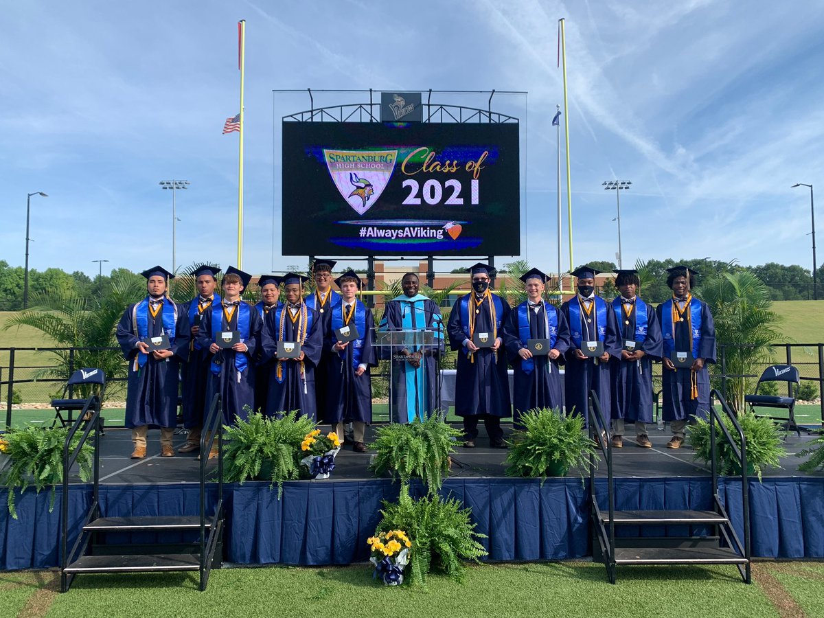 VECVikings's tweet photo. CONGRATULATIONS Viking Early College Class of 2021! Your “VEC” FAM is very proud of ALL that you have accomplished!
#8thgradetoCOLLEGE #OurD7EarlyCollegeStory @SHSvikings @SchoolDistrict7 @SCCyourCollege https://t.co/4cIDz2QLKa