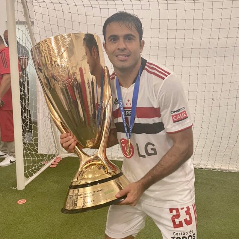 tmpsoccer's tweet photo. Dopo aver vinto lo scorso anno la #CSL con il #JiangsuSuningFC, @EderCitadin7 si aggiudica il primo trofeo con la maglia del @SaoPauloFc 👏🚀
.
#CampeãoPaulista2021 https://t.co/O4gypxEGpS