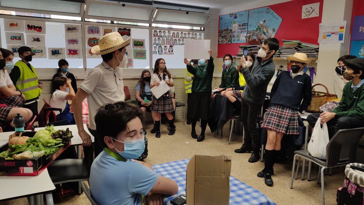 desosong_'s tweet photo. Els nens i nenes del @Colecami han estat protagonistes d’un joc de rol on han exercit de pageses, venedores o intermediàries.🌿D'aquesta manera han pogut divertir-se coneixent quin és el recorregut de les fruites i les verdures que consumeixen i reflexionar #Menjadrets https://t.co/C0eU2KoBgR