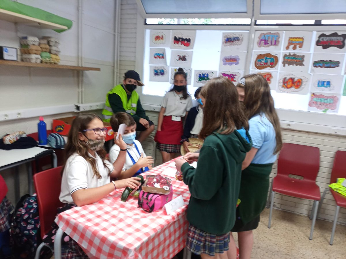 desosong_'s tweet photo. Els nens i nenes del @Colecami han estat protagonistes d’un joc de rol on han exercit de pageses, venedores o intermediàries.🌿D'aquesta manera han pogut divertir-se coneixent quin és el recorregut de les fruites i les verdures que consumeixen i reflexionar #Menjadrets https://t.co/C0eU2KoBgR