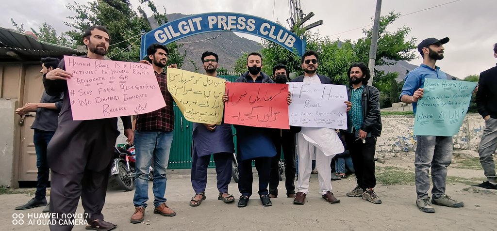 azeem_hunzai's tweet photo. آج حسنین کی رہائ کیلۓ گلگت پریس کلب اور بلتستان میں ترقی پسند اور قوم پرست جماعتوں نے احتجاج ریکارڈ کروایا اور مطالبہ کیا کی یہ اظہار راۓ پے قدغن ہے حکومت اس طرح کے ہتھکنڈوں سے بعز رہے۔ شرکا نے حسنین رمل کی فل فور رہائ کا مطالبہ کیا.
#FreeHasnainRamal #PeaceForGilgitBaltistan https://t.co/qjZgVZdKQT