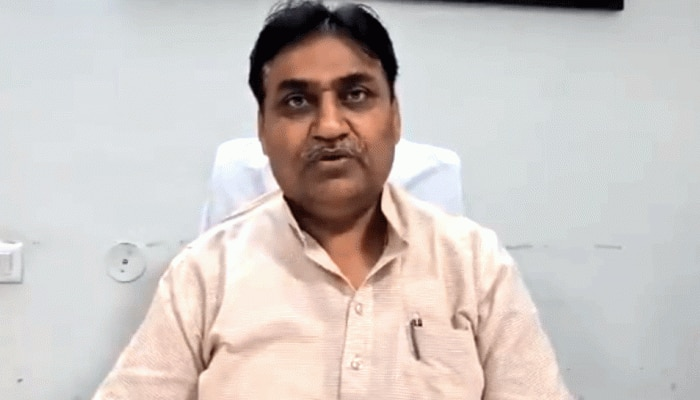1stIndiaNews's tweet photo. #Jaipur: शिक्षा मंत्री @GovindDotasra का बड़ा बयान 

स्कूल खोले जाने को लेकर बोले डोटासरा,कहा-'फिलहाल स्कूल खोलने का नहीं है उचित समय, सही समय पर ही प्रदेश में खोले जाएंगे स्कूल' 
 
#Covid19 #CoronaPandemic #CoronaSecondWave https://t.co/0hmx5C7EYY