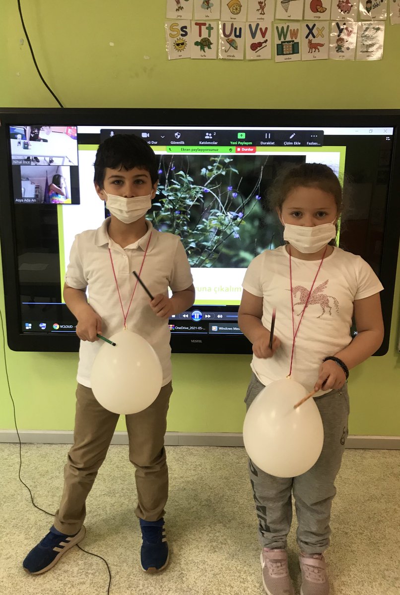 doga_bat's tweet photo. Kıtaları öğreniyor, her gezdiğimiz kıtalardan farklı etkinlikler yapıyoruz. “Afrika davulu” yaparak, müzik eşliğinde dansımızı yaptık. Kıtada bulunan hayvanlardan Lemur ile ilgili bilgileri öğrendik ve resmini yapmaya çalıştık. @GuldenOnat @KvancBarlas https://t.co/bpEy2UUS7r
