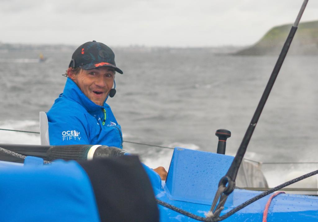Une situation, une expression ! 🤩
Un skipper heureux à 𝟯𝟳,𝟱 𝗻𝗼𝗲𝘂𝗱𝘀 sur son Ocean Fifty❗️
📸 <a href="/auriolantoine/">Antoine Auriol</a>