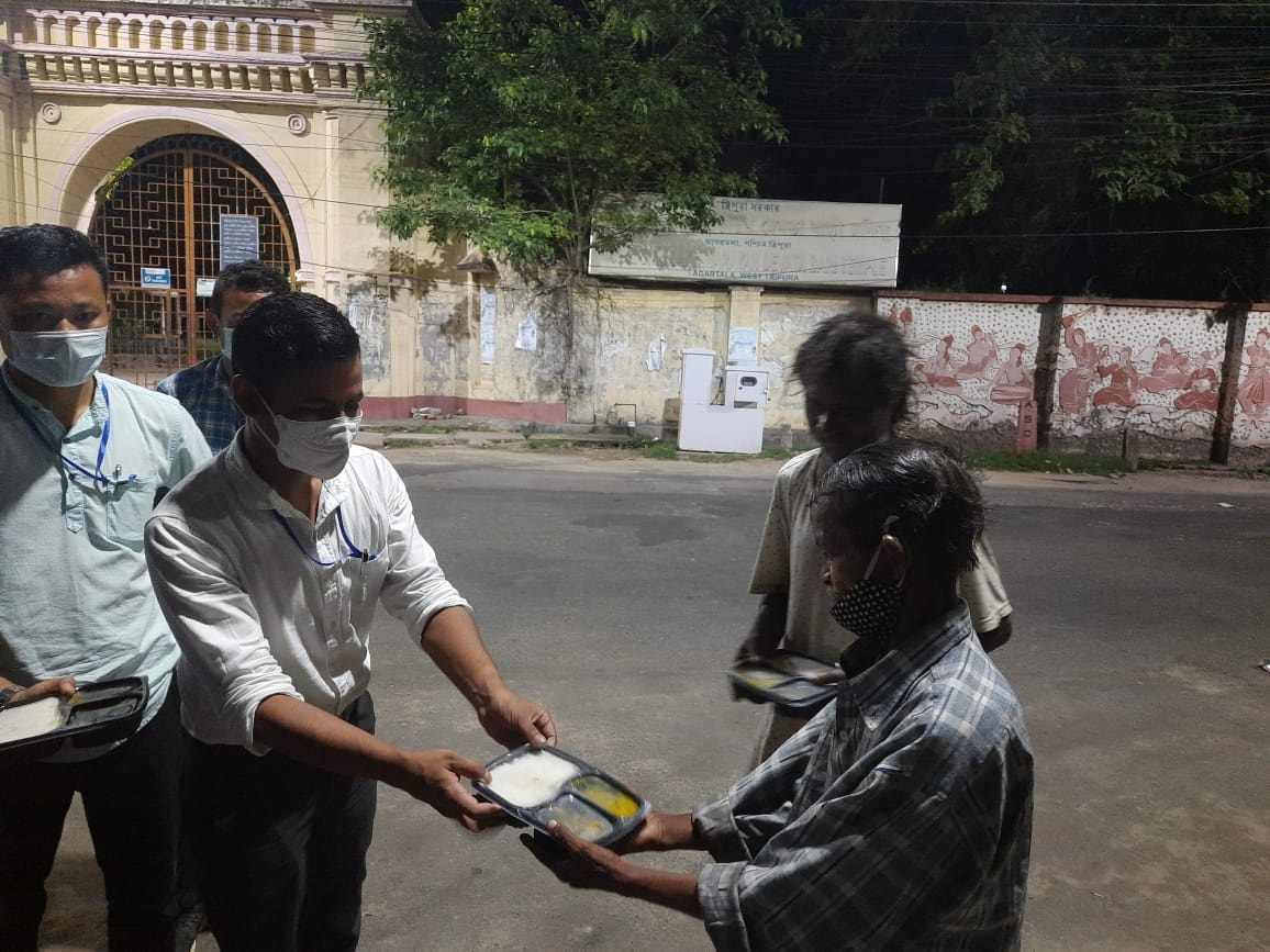 PradyotManikya's tweet photo. After distributing meals in hospitals the TIPRA Youths   distributed food packets in Agartala to homeless people sleeping on the streets. Perhaps this is the first time that any party from the hills (Pahar)is doing such a noble deed We all have to be united in the times of corona https://t.co/V8AWmbVG4R