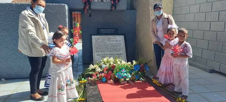 #Nicaragua | Niñas y niños del CDI Manantial de Amor en El Viejo (Chinandega) entregan una flor a al Comandante Germán Pomares El Danto en el 42 aniversario de su paso a la inmortalidad #DANTOPLOMO19 #GermanAuroraDeLaPazYVida