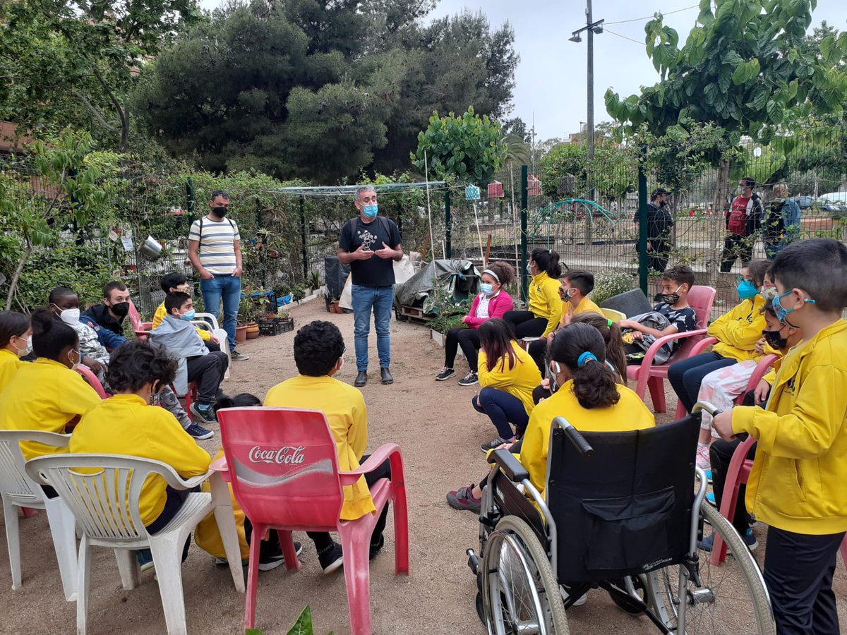 desosong_'s tweet photo. L’alumnat de l’escola #VíctorCatalà visita la coop #Userda9 i l’espai #Ecovincles a #NouBarris. A més, ha  conegut dos horts ben diferents. Els de la Maladeta, on tot el que s’obté es destina als bancs d’aliments, i els de Can Peguera, gestionats per la gent gran #Menjadrets🍒 https://t.co/k0gJyNwniV