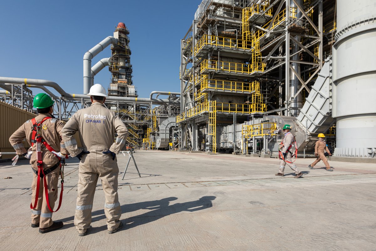 ChrisAvison3's tweet photo. Our Clean Fuels Project for KNPC has achieved a significant milestone, having safely and successfully commissioned the huge Hydrocracker Unit 214 at Mina Abdullah Refinery. 

Find out more on this here: https://t.co/SsnlneJhsS

#PetrofacKuwait #CleanFuels #MegaProject https://t.co/zi0ujjxflE