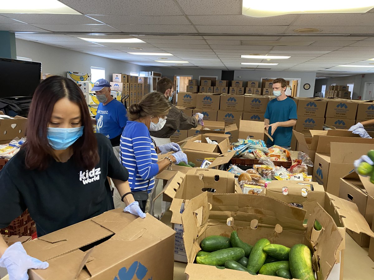MetroMinistries's tweet photo. Each box in this photo will go to a hungry family in the Seminole Heights community. Volunteers are needed to help build and fill boxes with food to meet the growing demand! Sign up today.
https://t.co/0z491x2x0n
#TampaVolunteer #FreshFoodNearMe #CrosswindsChurch https://t.co/zmHdpnGWCe