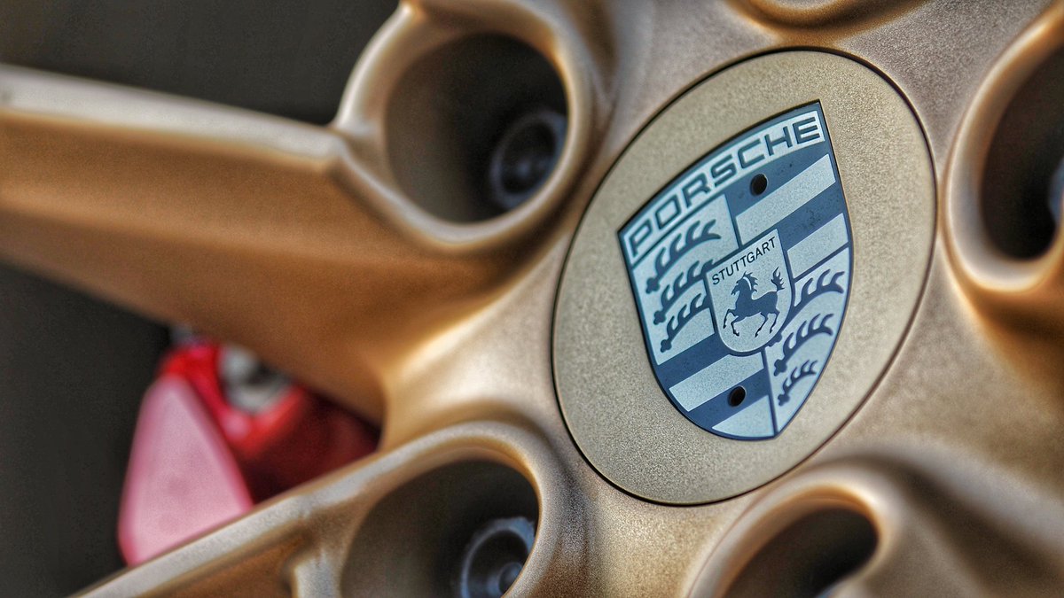 The #Porsche 911 Targa 4s, this one complete with a 7-speed stick / 3 pedals / flat-six power in the back / sports exhaust = 👌👌

Stay in school kiddos!