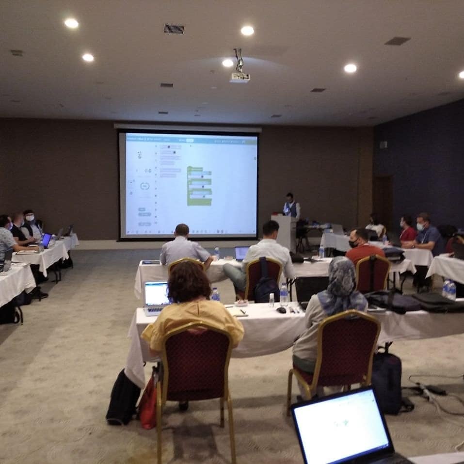 Koordinatörü olduğum Hisar Projesi Eğitici Egitimlerinde ilk günden kareler
Farklı illerimizden 80 öğretmenimizle
Hisar Ateşini yaktık  🔥🔥🔥
Alevler tüm Haymanayı sardı.. 
Darısı tüm ülkeye inşallah .. 

#hisarprojesi 
<a href="/serhatkagans/">Serhat Kağan Şahin</a>
<a href="/murataydinbt/">Murat AYDIN</a>
<a href="/ugur_tecir/">Uğur Tecir</a>
<a href="/dogm_arge/">DÖGM ArGe ve Projeler</a>