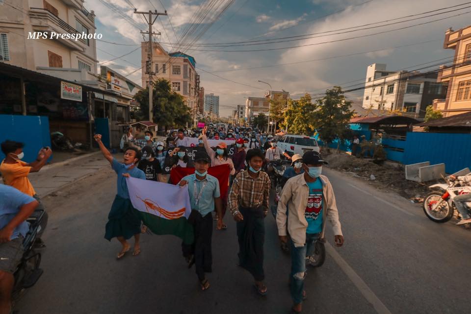Myanmar_Now_Eng's tweet photo. Student unions and residents came out to protest against Myanmar's coup regime this evening (May 24) in Mandalay.

#WhatsHappeningInMyanmar https://t.co/Pjl5zcbGaF