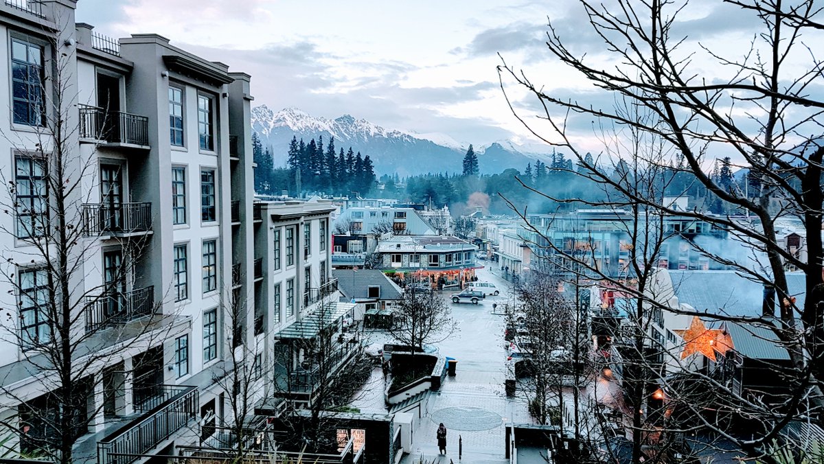kintiew360's tweet photo. ย่านการค้าของ #QueenTown  ที่ #NewZealand  ที่นี่สวยงามมากครับ เป็นเมืองเล็ก ๆ ที่อยู่ริมทะเลสาบ  ผมเองตอนไป NewZealand ถ้านับเฉพาะเที่ยวก็ถือว่าอยู่เมืองนี้หลายวันเลย ที่พักที่นี่ก็ไม่ได้แพงนะ ห้อง ดอมก็ราว ๆ 7ร้อยกว่าบาทต่อคืน 

#เที่ยวทิพย์ #ท่องเที่ยว #เที่ยวเมืองนอก #travel https://t.co/o6hixOF4wy