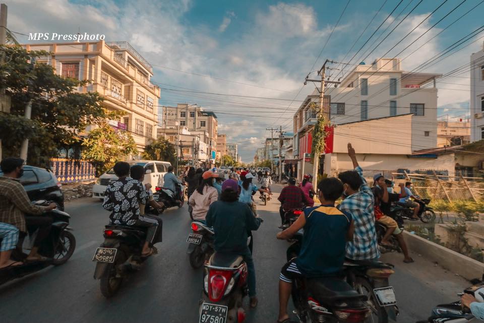 Student unions and residents came out to protest against Myanmar's coup regime this evening (May 24) in Mandalay.

#WhatsHappeningInMyanmar