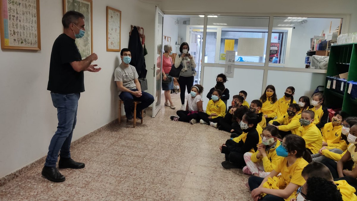 desosong_'s tweet photo. L’alumnat de l’escola #VíctorCatalà visita la coop #Userda9 i l’espai #Ecovincles a #NouBarris. A més, ha  conegut dos horts ben diferents. Els de la Maladeta, on tot el que s’obté es destina als bancs d’aliments, i els de Can Peguera, gestionats per la gent gran #Menjadrets🍒 https://t.co/k0gJyNwniV