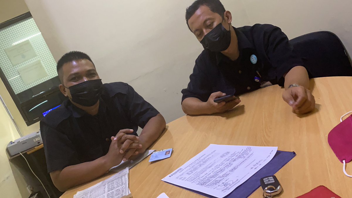 2. Saya dibiarkan kebingungan selama 30menit di parkiran dan bahkan hampir tidak mau diajak k kantornya untuk hisa membuat laporan. Kok bisa ya laptop se-tasnya ilang di dalam mobil di prkiran <a href="/PlazaSenayan/">Plaza Senayan</a> tanya <a href="/TMCPoldaMetro/">TMC Polda Metro Jaya</a> <a href="/poldametrojaya/">POLDA METRO JAYA</a>