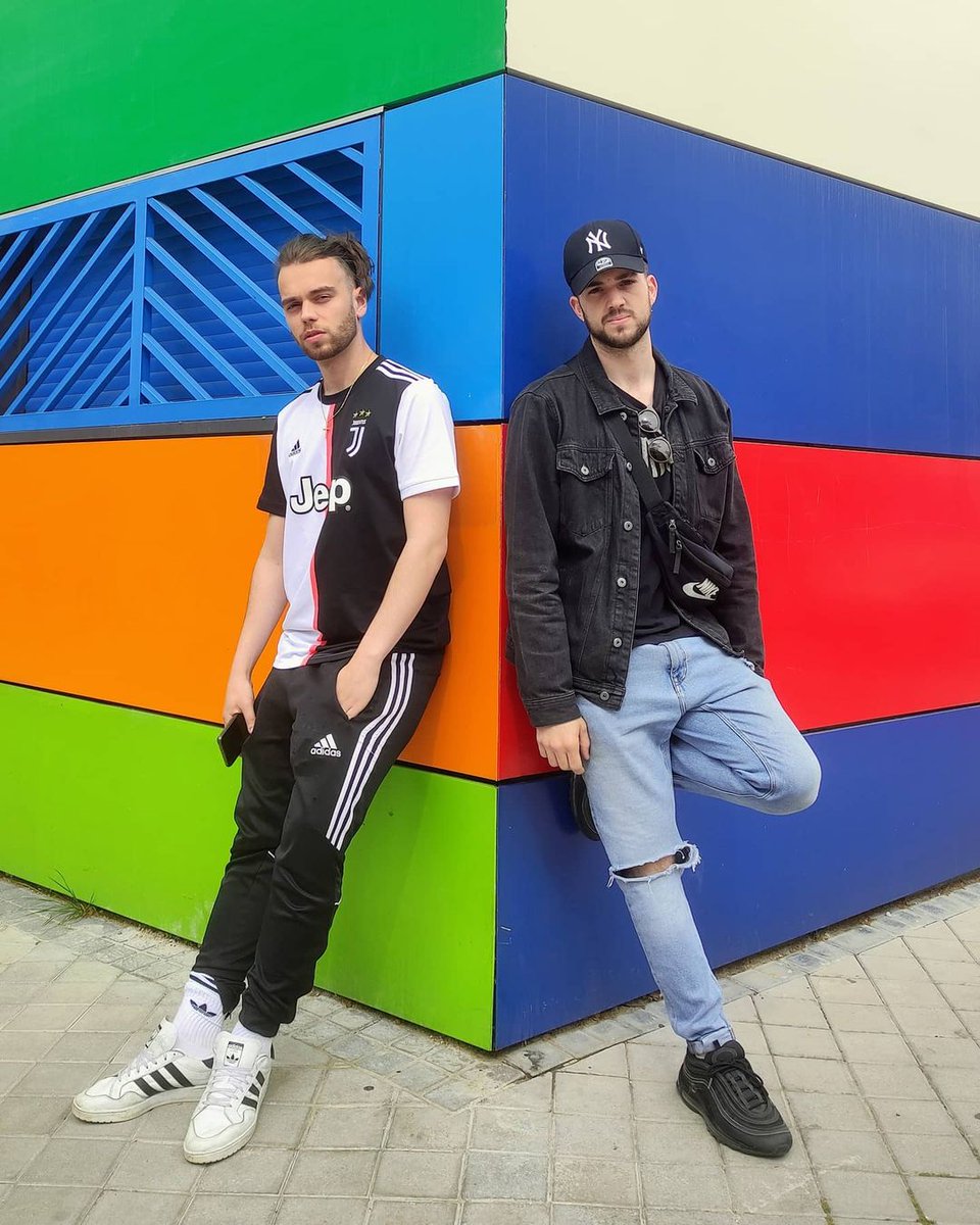 Se conocieron en su juventud en las calles de Madrid, por lo que su amistad viene bien de lejos.

<a href="/SDSP_Mark/">#SDSP MARK</a>, <a href="/Hassito_Dehache/">#SDSP HASSAP</a> y @PabloGanjahCrew vuelven a unir fuerzas en un lanzamiento inédito que recibe el nombre de #FamiliaYEmpresa.

Descúbrelo en fleek.25gramos.com/sdsp-mark-x-ha…