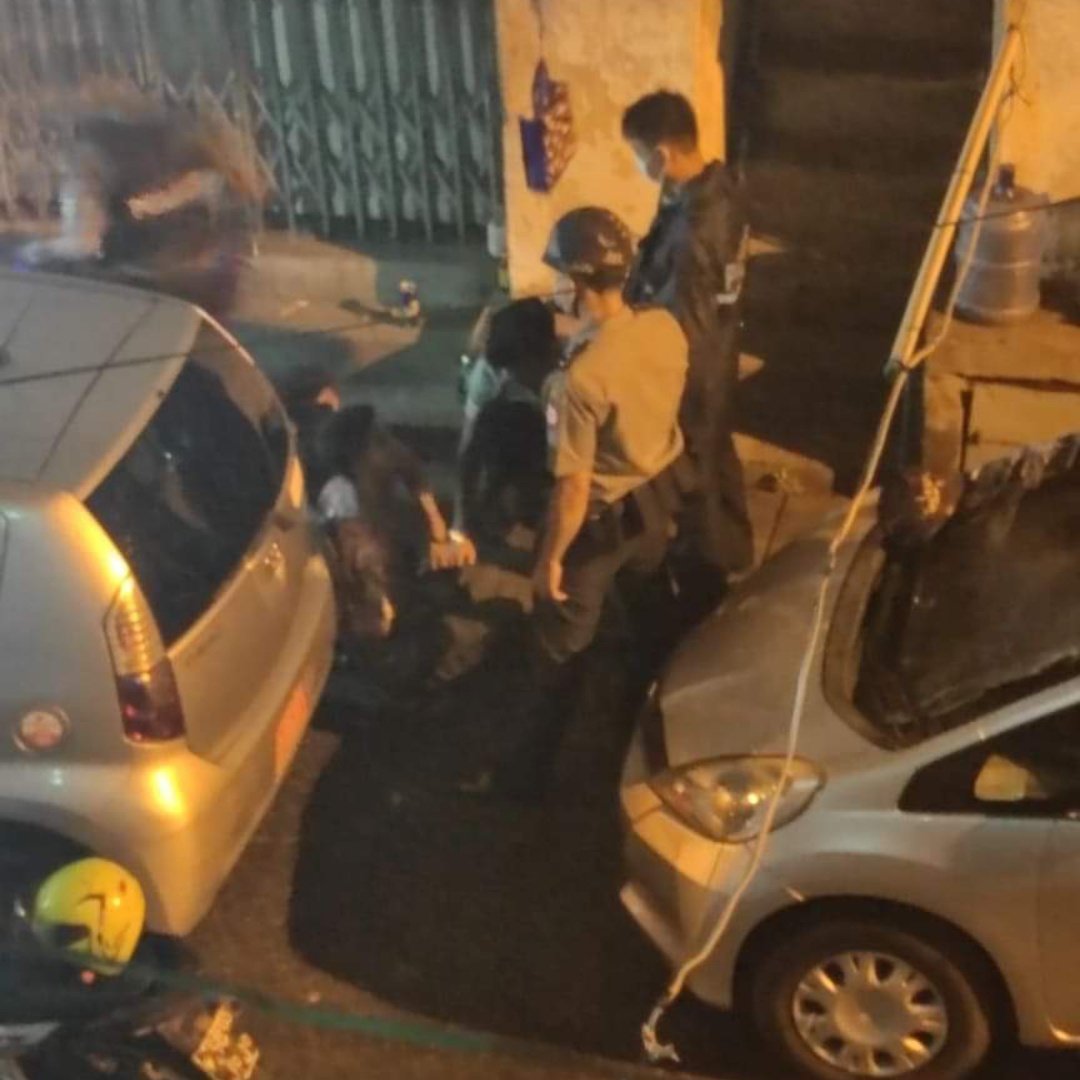 MilkTeaMM_MTAM's tweet photo. On the night of May 24, Junta terrorists raided an apartment on 30th Street, #Pabedan Township, and they unwarrantedly handcuffed and abducted three young men. The cause of the abduction is still unknown.
#May24Coup
#WhatsHappeningInMyanmar
#MilkTeaAlliance https://t.co/8rfA2Yt0de