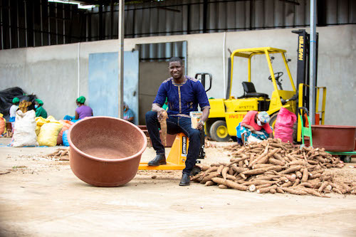 zapping_ci's tweet photo. 100.000 euros de bénéfices engrangés par l’entreprise #ivoirienne Citrine par la transformation du #manioc (#Attiéké, #Placali et les feuilles moulues)
#Afrique #cotedivoire #developpement #manioc #Attiéké #placali #économie https://t.co/qUQlwT1n7d