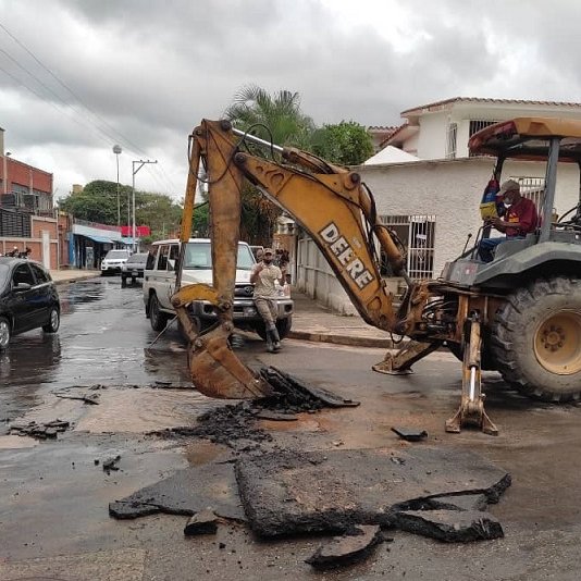 Hidrocentro2011's tweet photo. #24May| Personal operativo de #Hidrocentro en conjunto con la @alc_valencia continua trabajando en la reparación de tubería matriz con diámetro de 4" en la Urb. Trigal Sur calle Italia en #Carabobo #VacunasParaElPueblo #FelizLunes https://t.co/InEdrLRqWX