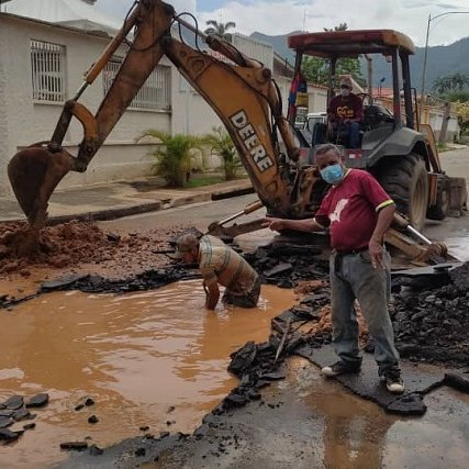Hidrocentro2011's tweet photo. #24May| Personal operativo de #Hidrocentro en conjunto con la @alc_valencia continua trabajando en la reparación de tubería matriz con diámetro de 4" en la Urb. Trigal Sur calle Italia en #Carabobo #VacunasParaElPueblo #FelizLunes https://t.co/InEdrLRqWX