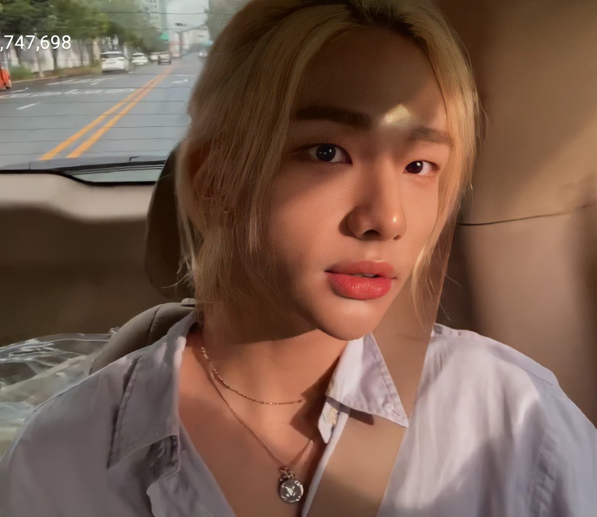 thewhaliens's tweet photo. golden hour car selcas with our lovestay boy ~

# ssd # stayselcaday @Stray_Kids https://t.co/MgxPAXgmVz