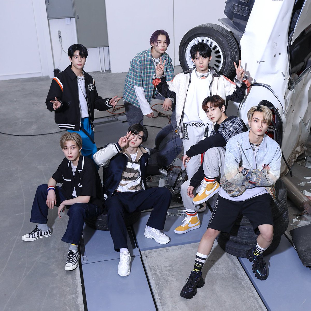 .<a href="/ENHYPEN/">ENHYPEN OFFICIAL</a> joins BTS, SuperM, Monsta X, NCT127, and NCT as the only KPOP Boy Groups to chart on the top 20 of Billboard 200 👏

They did this with their 2nd EP, only 6 months after their debut 🔥

ENHYPEN DEBUTS ON BB200
#ENHYPENonBillboard200 #BORDER_CARNIVAL <a href="/ENHYPEN_members/">ENHYPEN</a>