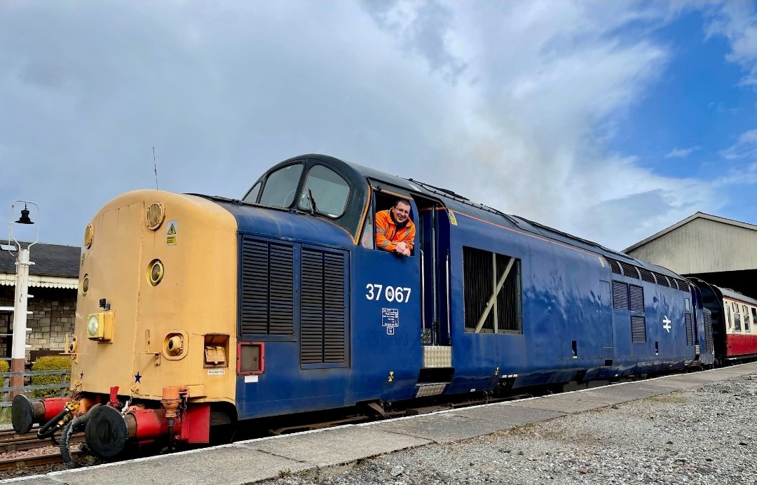 THREAD: We are delighted to welcome you back on board from Saturday 29th May 2021!

Book your tickets here: bkrailway.digitickets.co.uk/tickets 

#WereGoodToGo #SupportOurSRPS  #VisitFalkirk #VisitForthValley