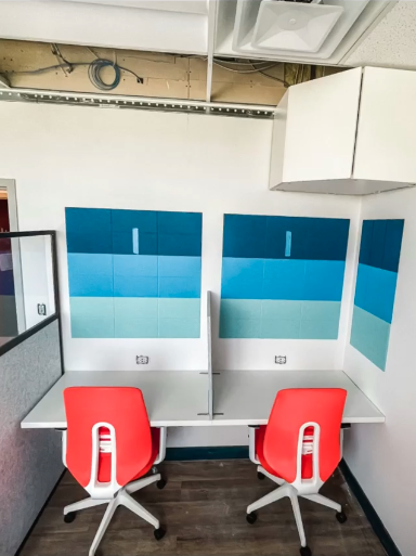 Create a sublime work space using Versare's #WorkStationScreens & #SoundSorb Desktop Acoustic Panels. 
#portablepartitions #portabledivider #workscreens #workspacedesign #workstationsetup #workstationscreen #versarepartitions #desktoppartition #modernofficedesign #acousticdivider