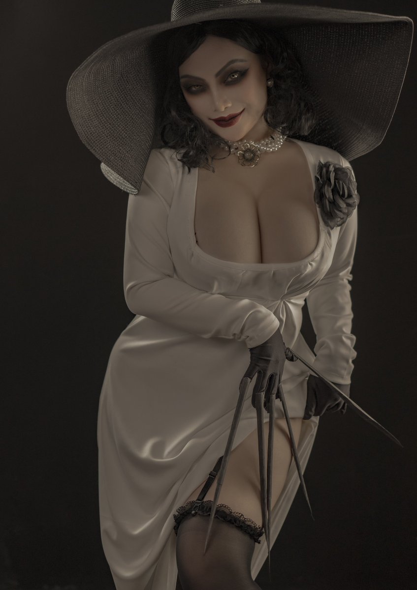Let's play a game. If this tweet gets more than 400RT i will upload a sexy video of the Lady!!
Also, Lady Dimitrescu is now available on Gumroad. Feel free to check my pages out! https://t.co/LJlyX6UKxD