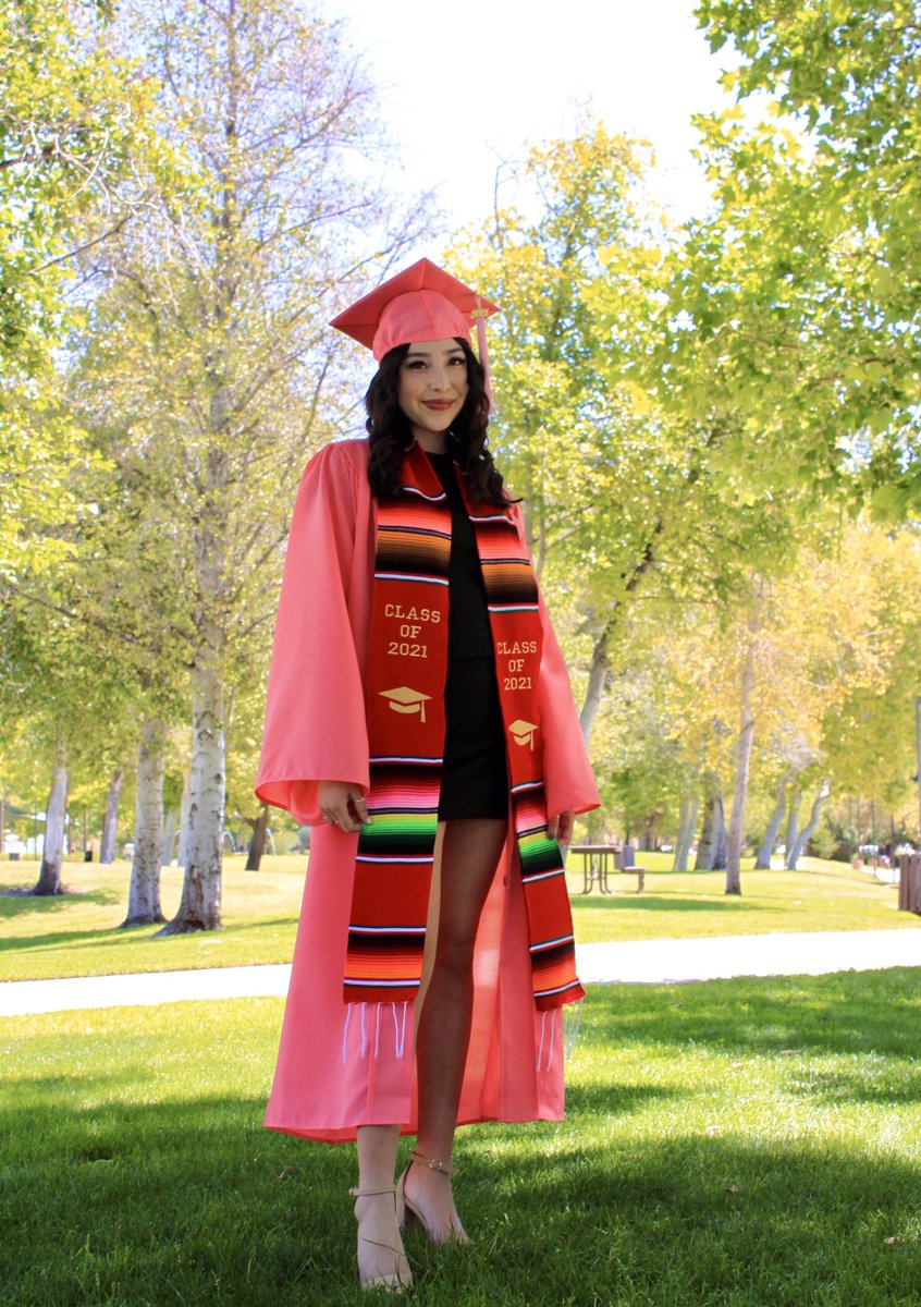 samiwhats's tweet image. officially a college graduate! tbh i never thought i would make it past high school. things were dark for awhile, but i’m feeling rly proud today. #firstgenstudent 🇲🇽♥️🇵🇷