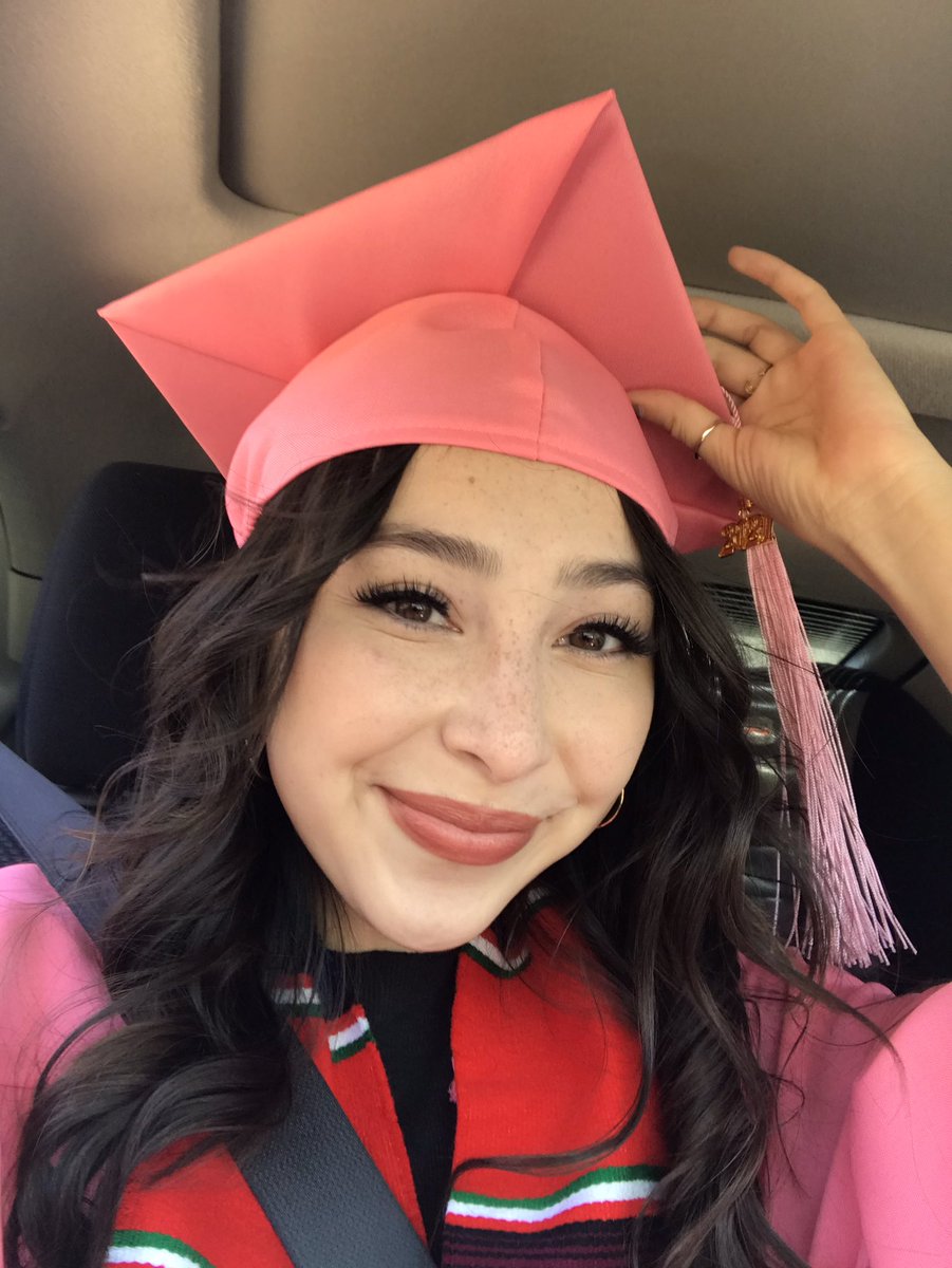 samiwhats's tweet image. officially a college graduate! tbh i never thought i would make it past high school. things were dark for awhile, but i’m feeling rly proud today. #firstgenstudent 🇲🇽♥️🇵🇷